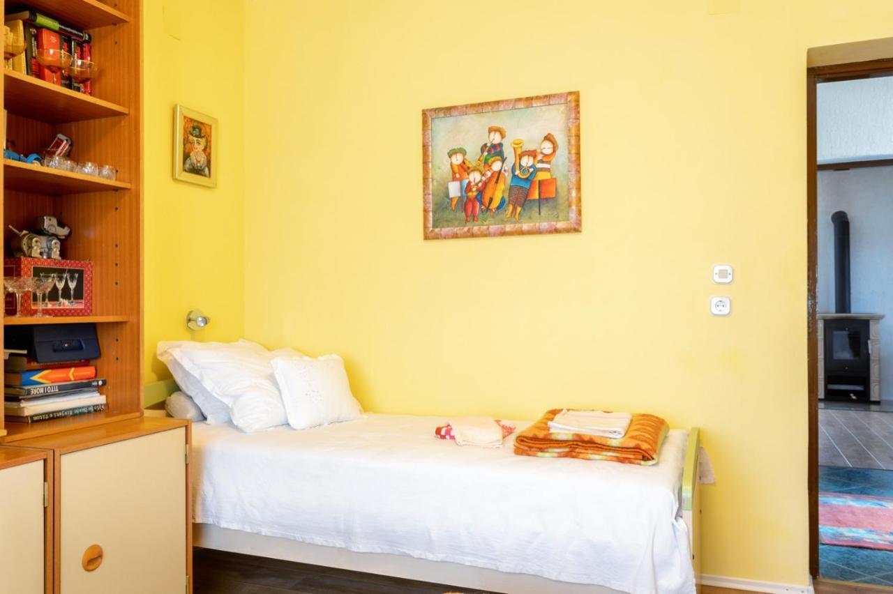 Golden Flowers Razvode Luaran gambar