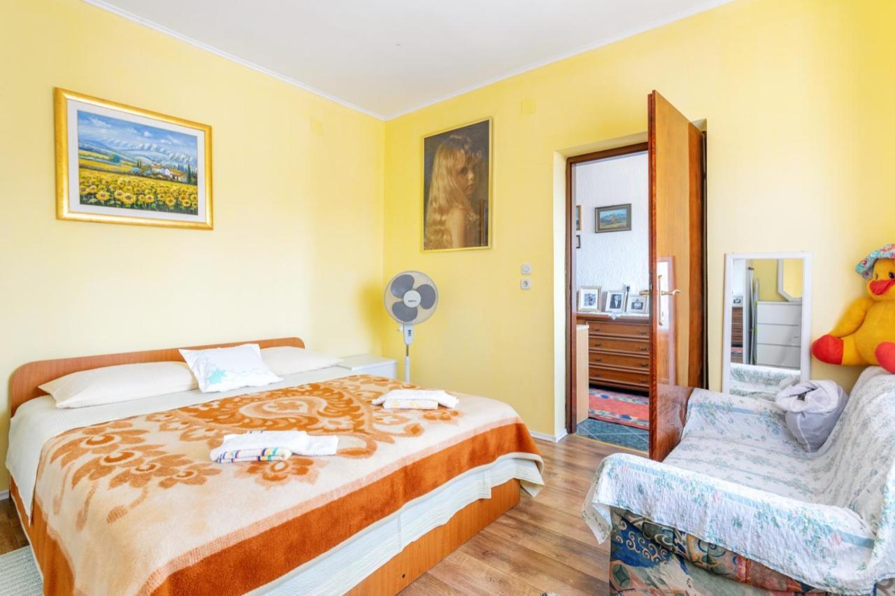 Golden Flowers Razvode Luaran gambar